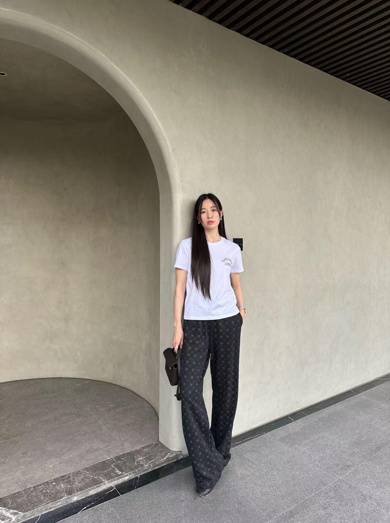 Bộ áo len và quần nỉ đen CH cỏ 4 lá - set