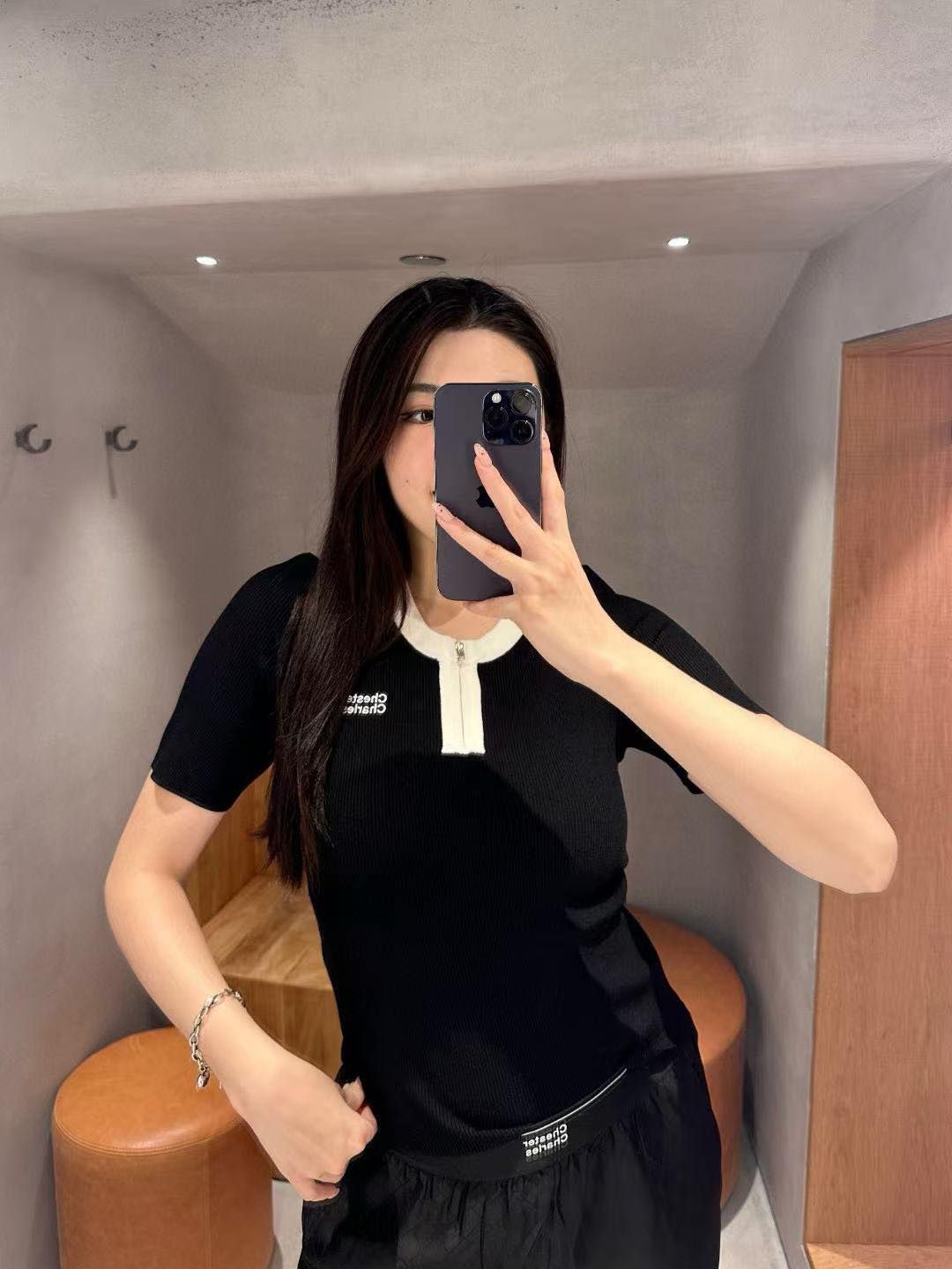 Áo thun đen ngắn tay, cổ tròn trắng khoá zip