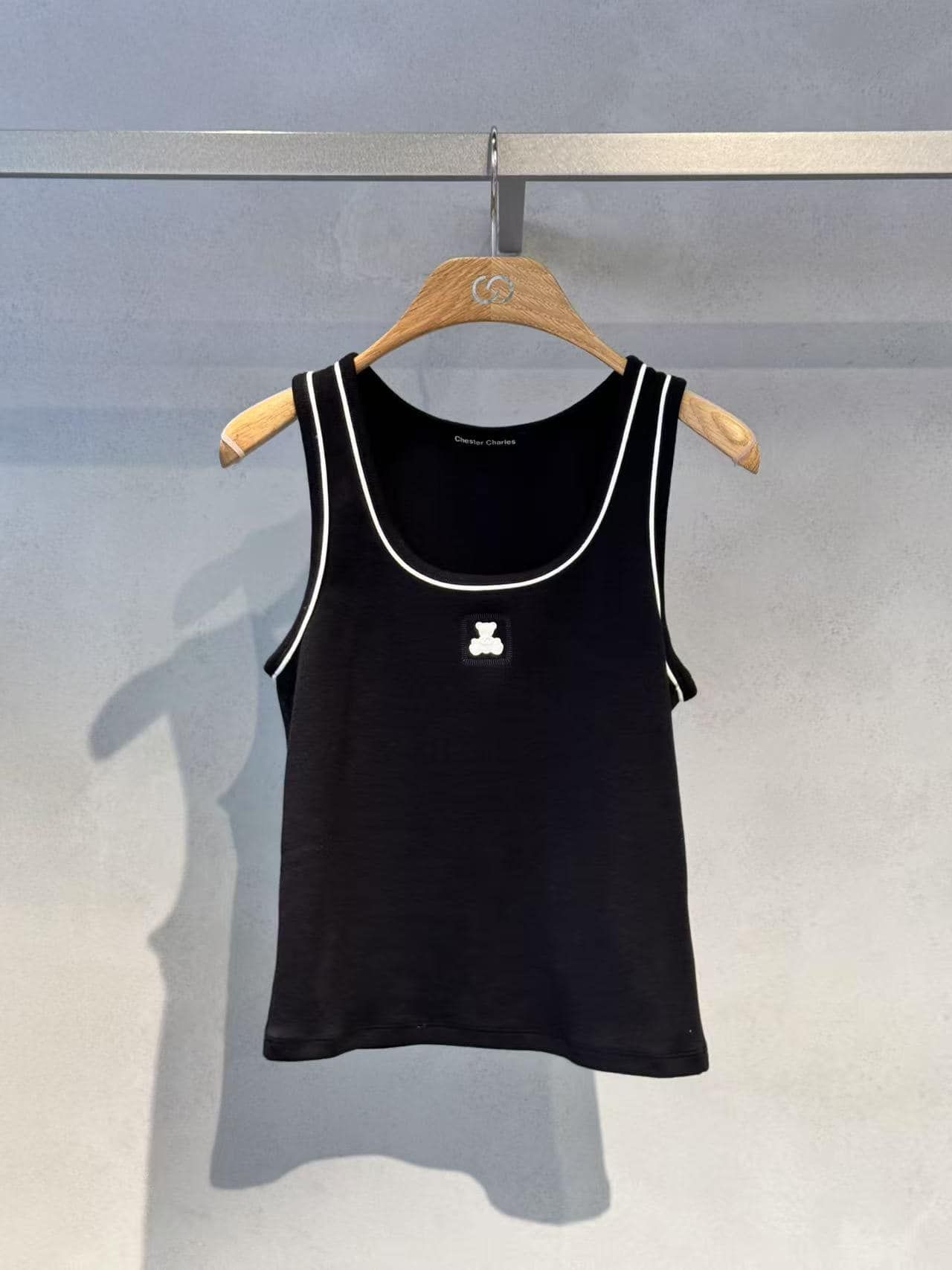 Áo tanktop đen, gấu trắng