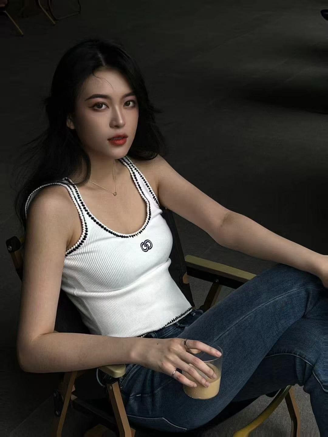 Áo tank top trắng viền đen CC