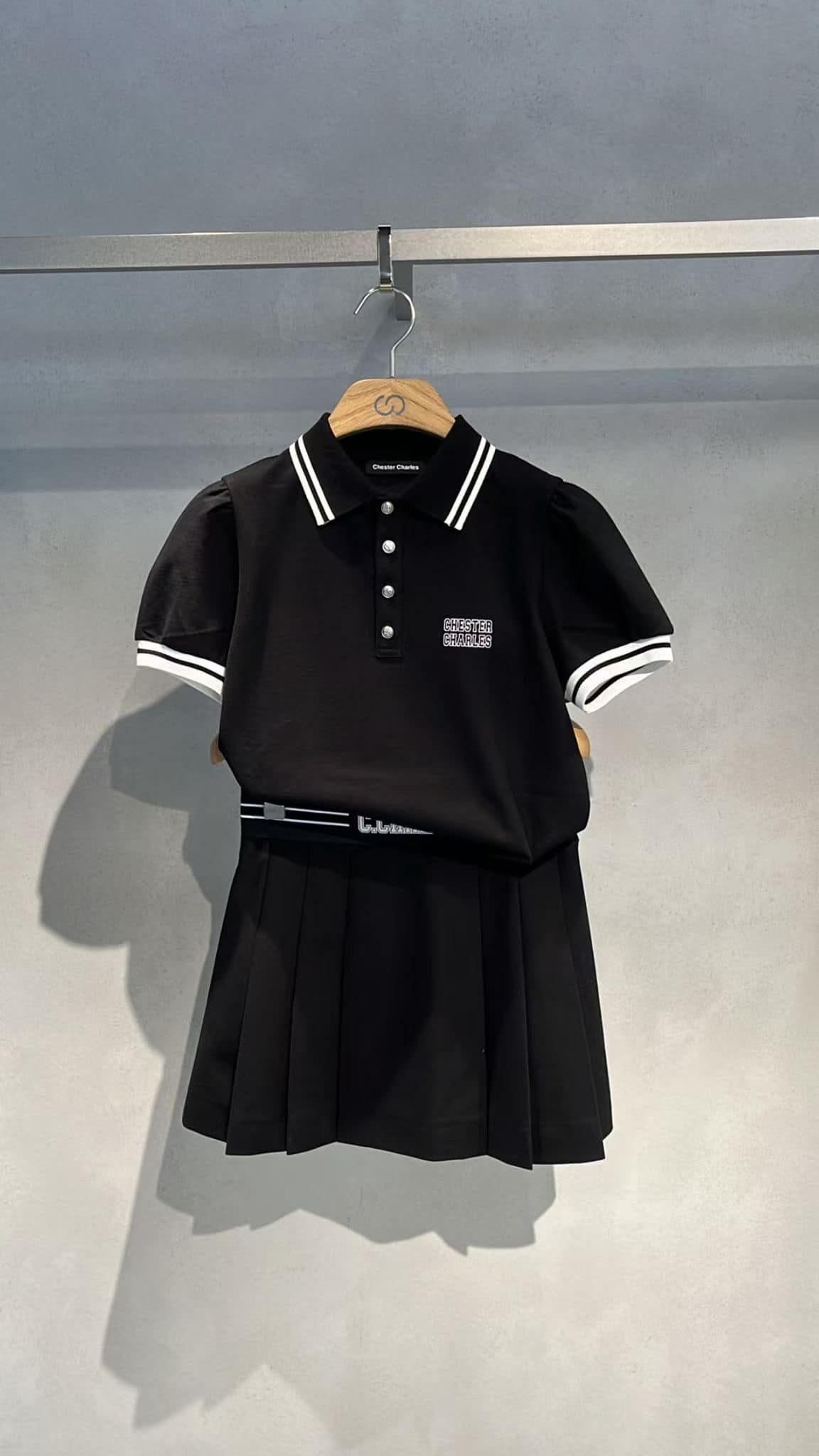 Bộ áo polo cổ viền trắng và chân váy cạp thun C.Charles set