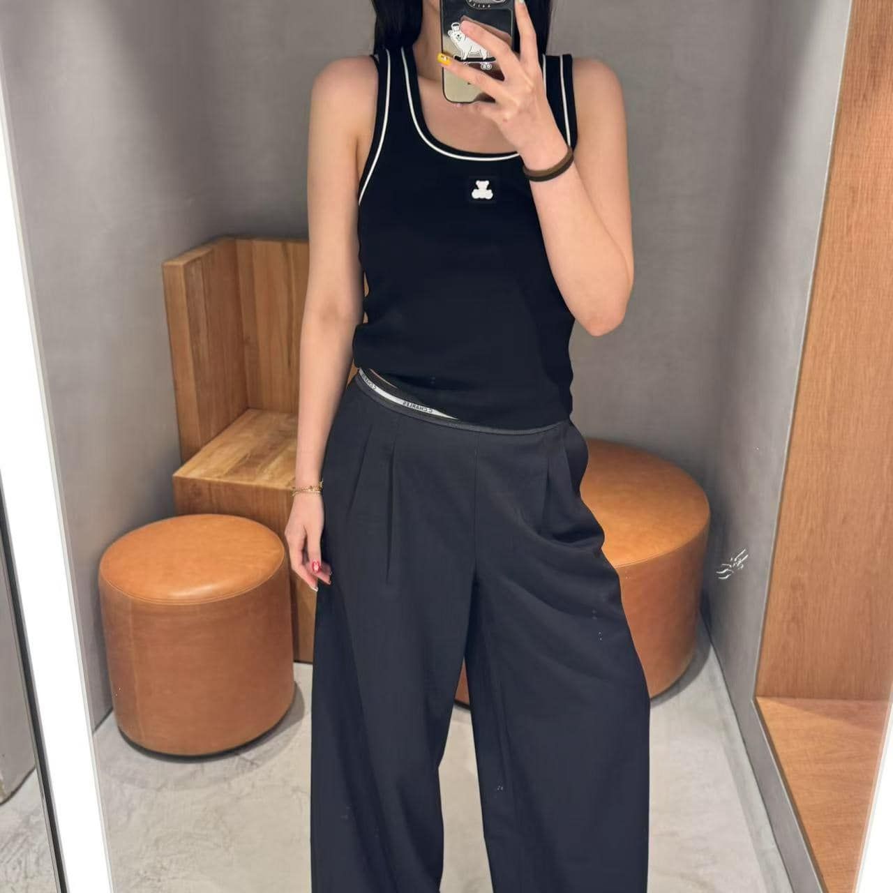Áo tanktop đen, gấu trắng