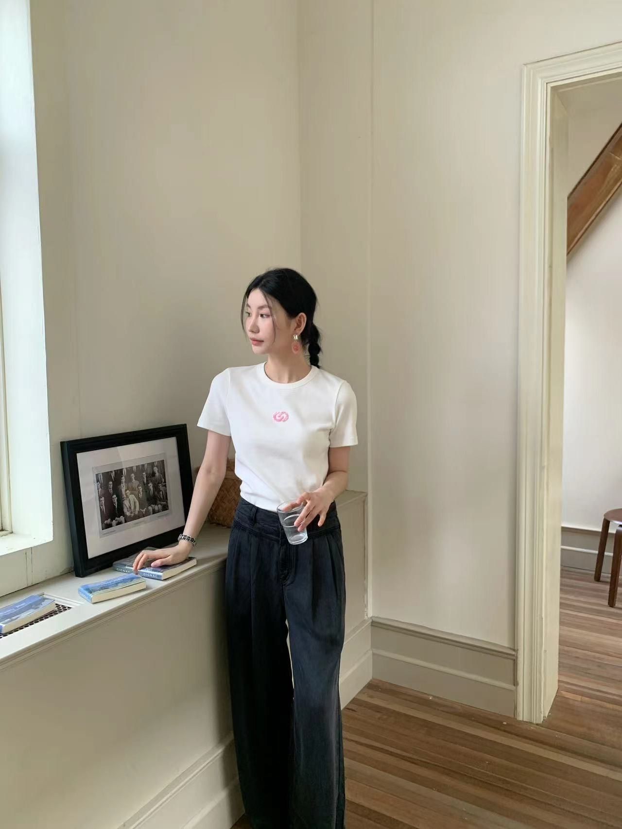 Áo thun trắng - logo hồng