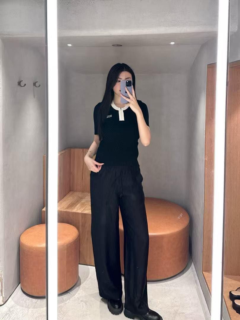 Áo thun đen ngắn tay, cổ tròn trắng khoá zip
