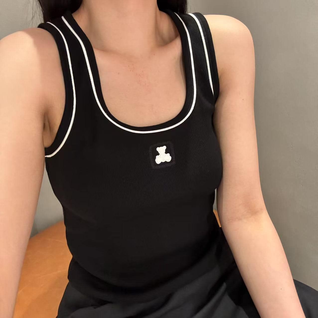 Áo tanktop đen, gấu trắng