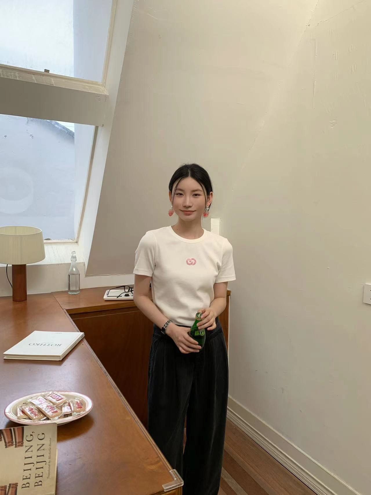 Áo thun trắng - logo hồng