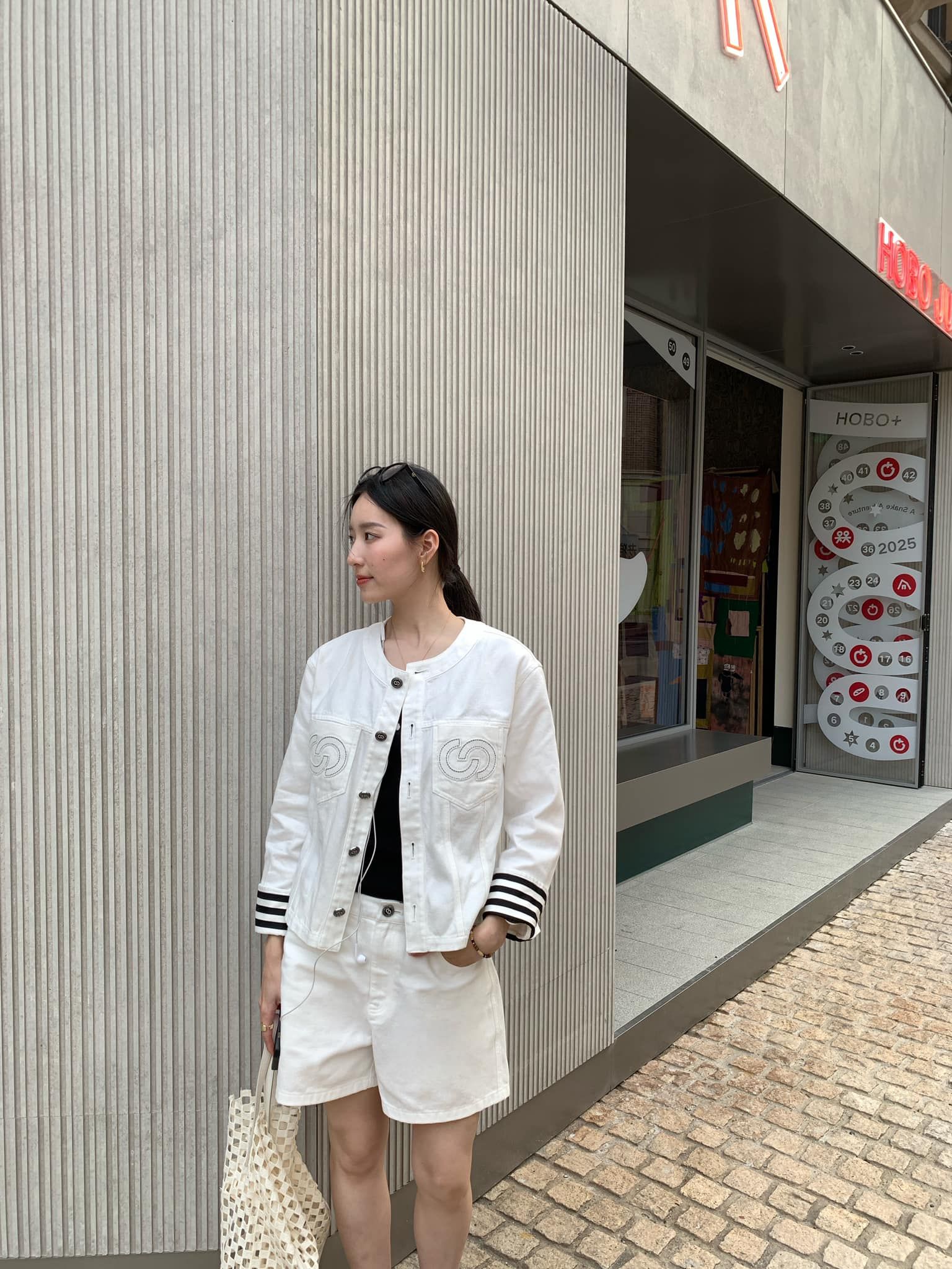 Bộ áo khoác và quần sooc jean trắng set