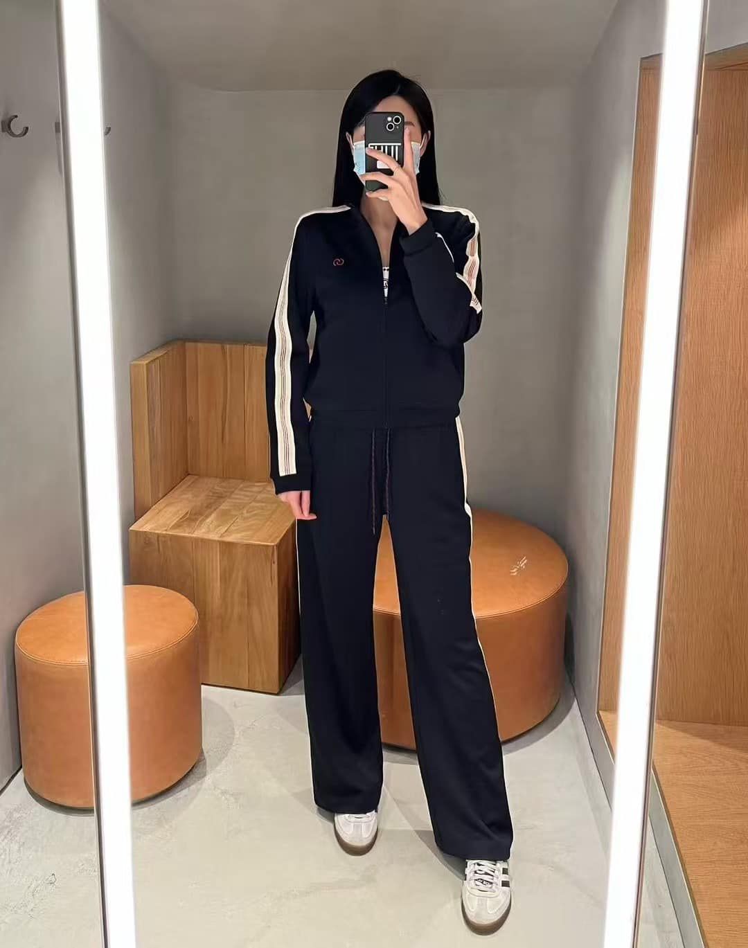 Bộ áo khoác và quần đen kẻ logo đỏ set