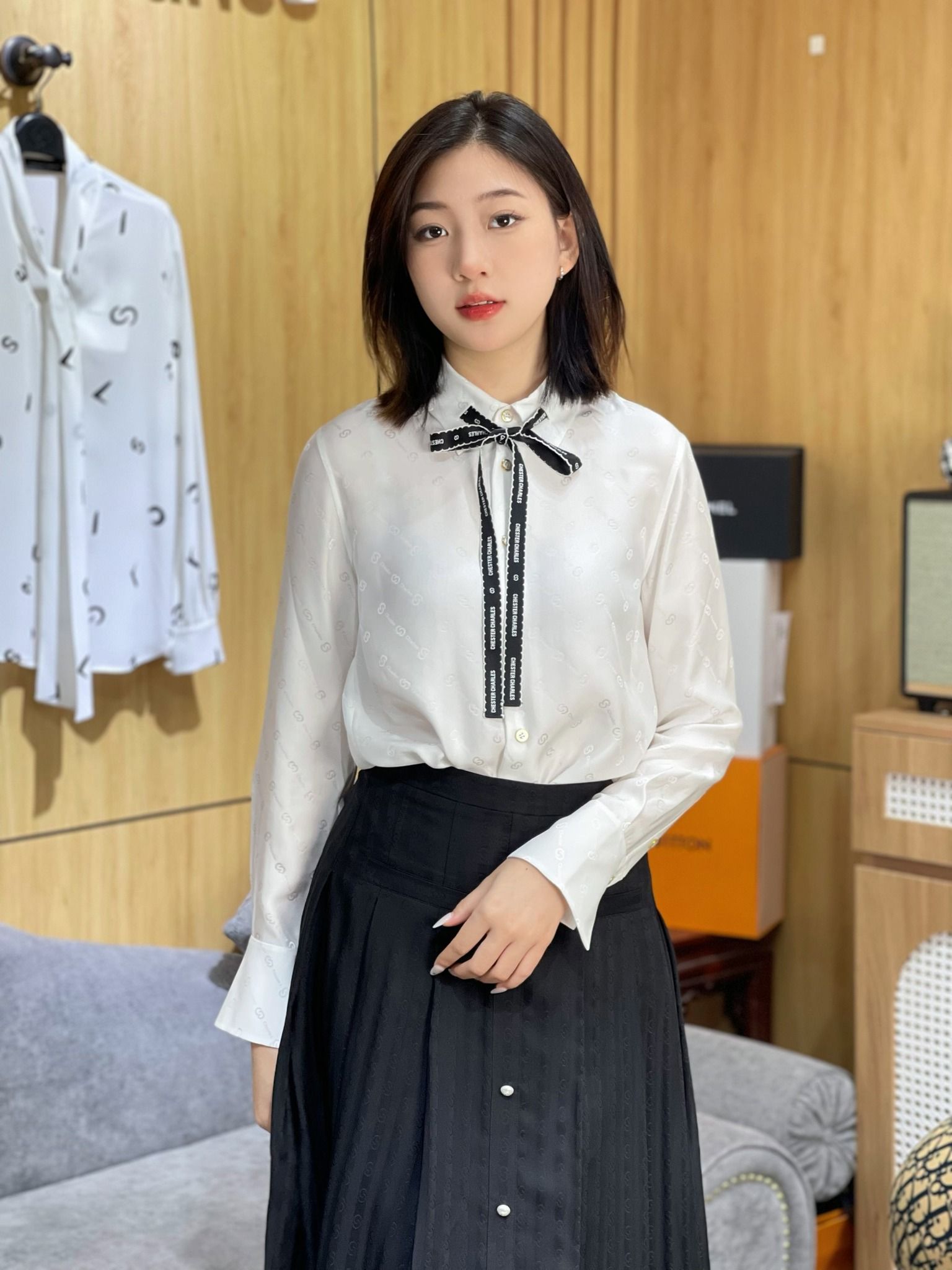 Sơ mi lụa trắng - nơ đen
