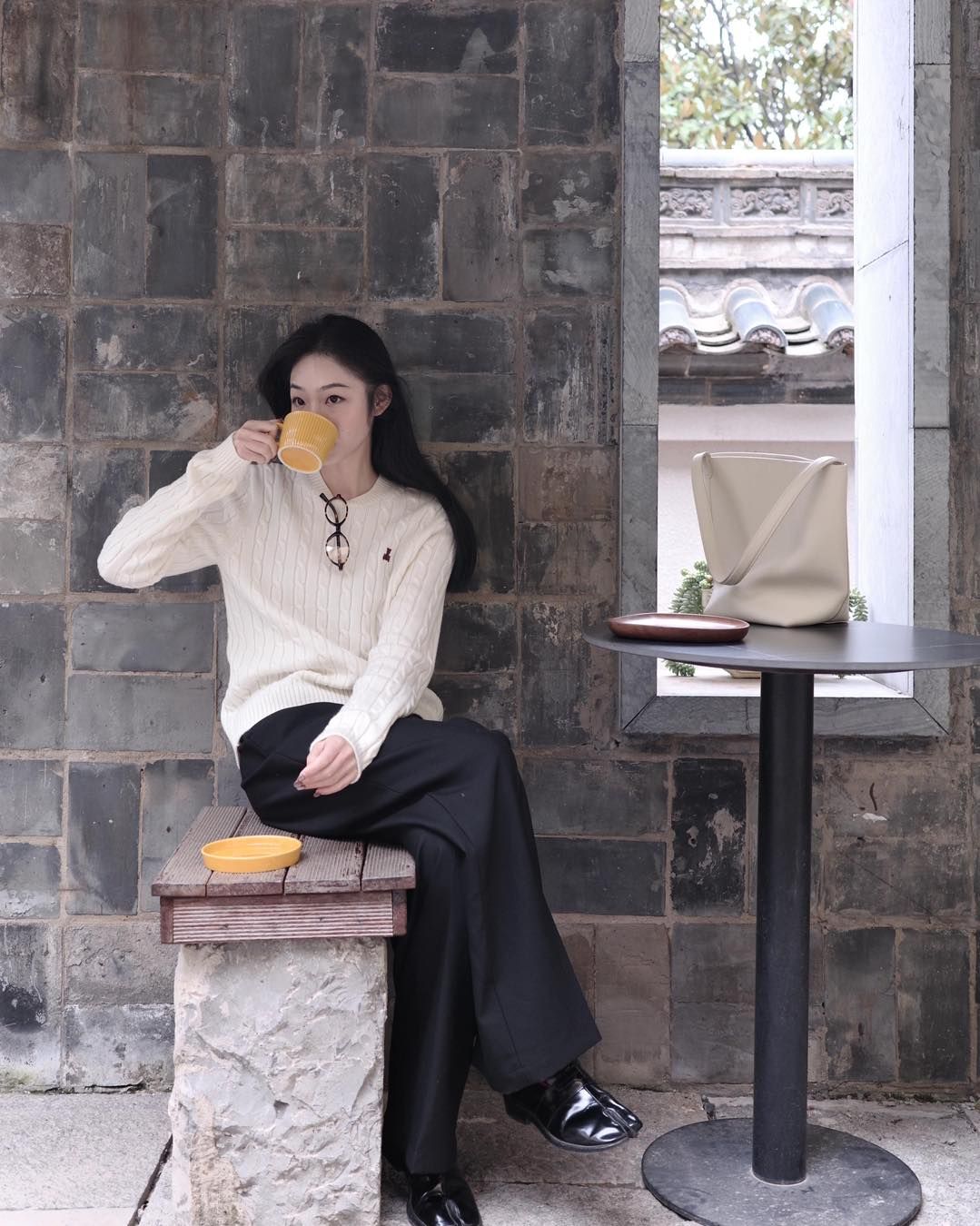 Áo len trắng thừng, gấu đỏ ngực trái