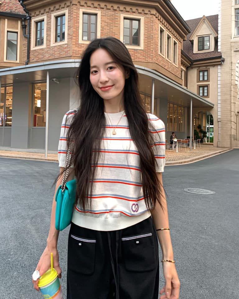 Áo trắng cổ tròn kẻ đỏ