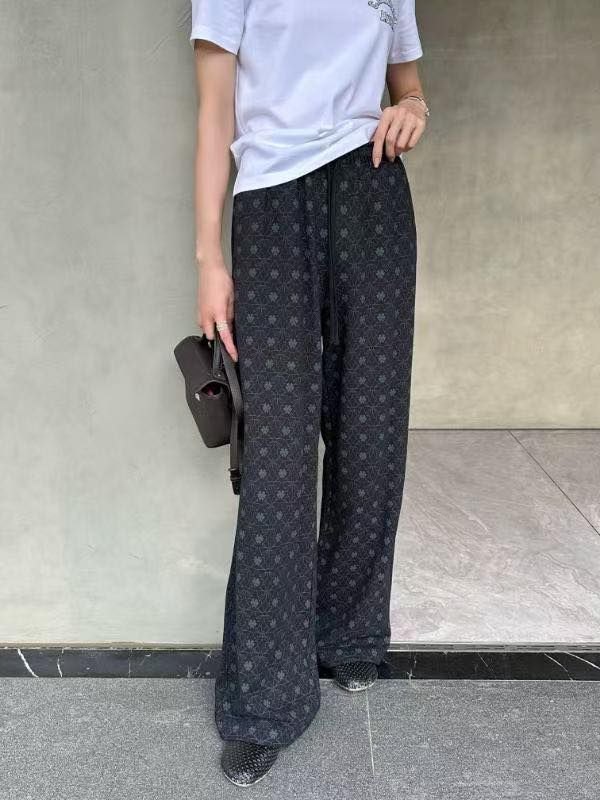 Bộ áo len và quần nỉ đen CH cỏ 4 lá - set
