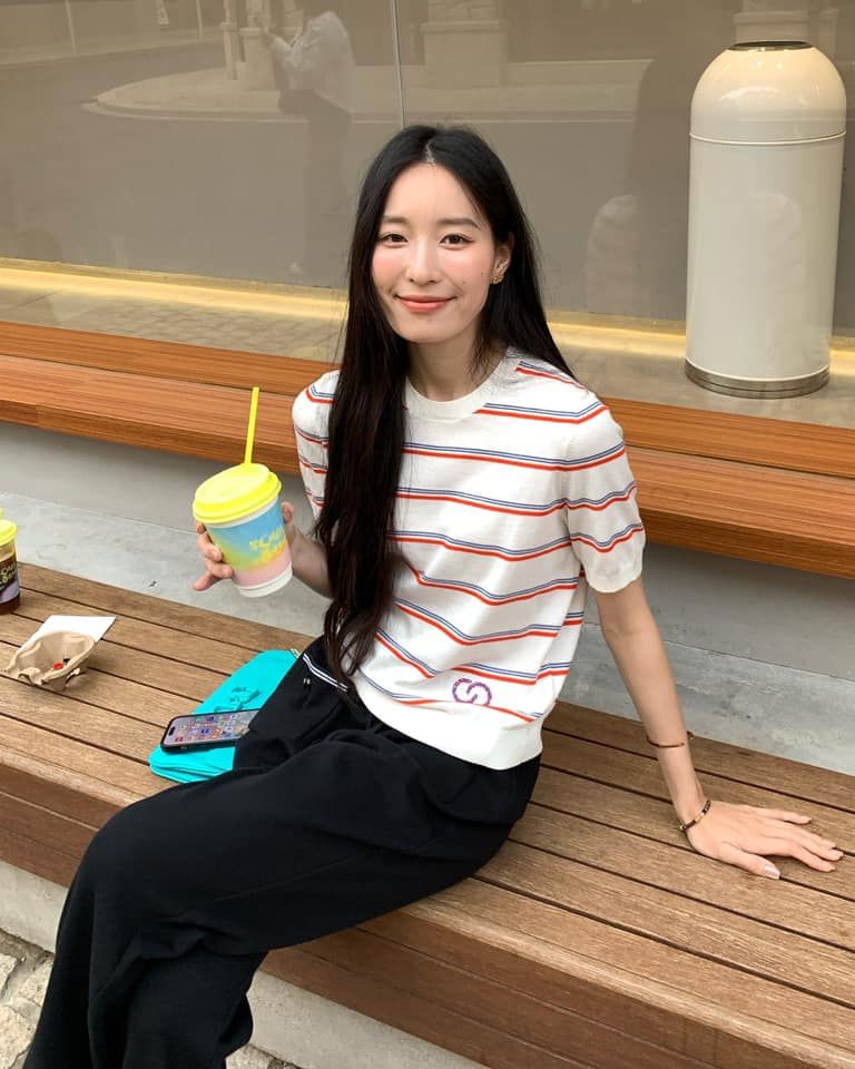 Áo trắng cổ tròn kẻ đỏ