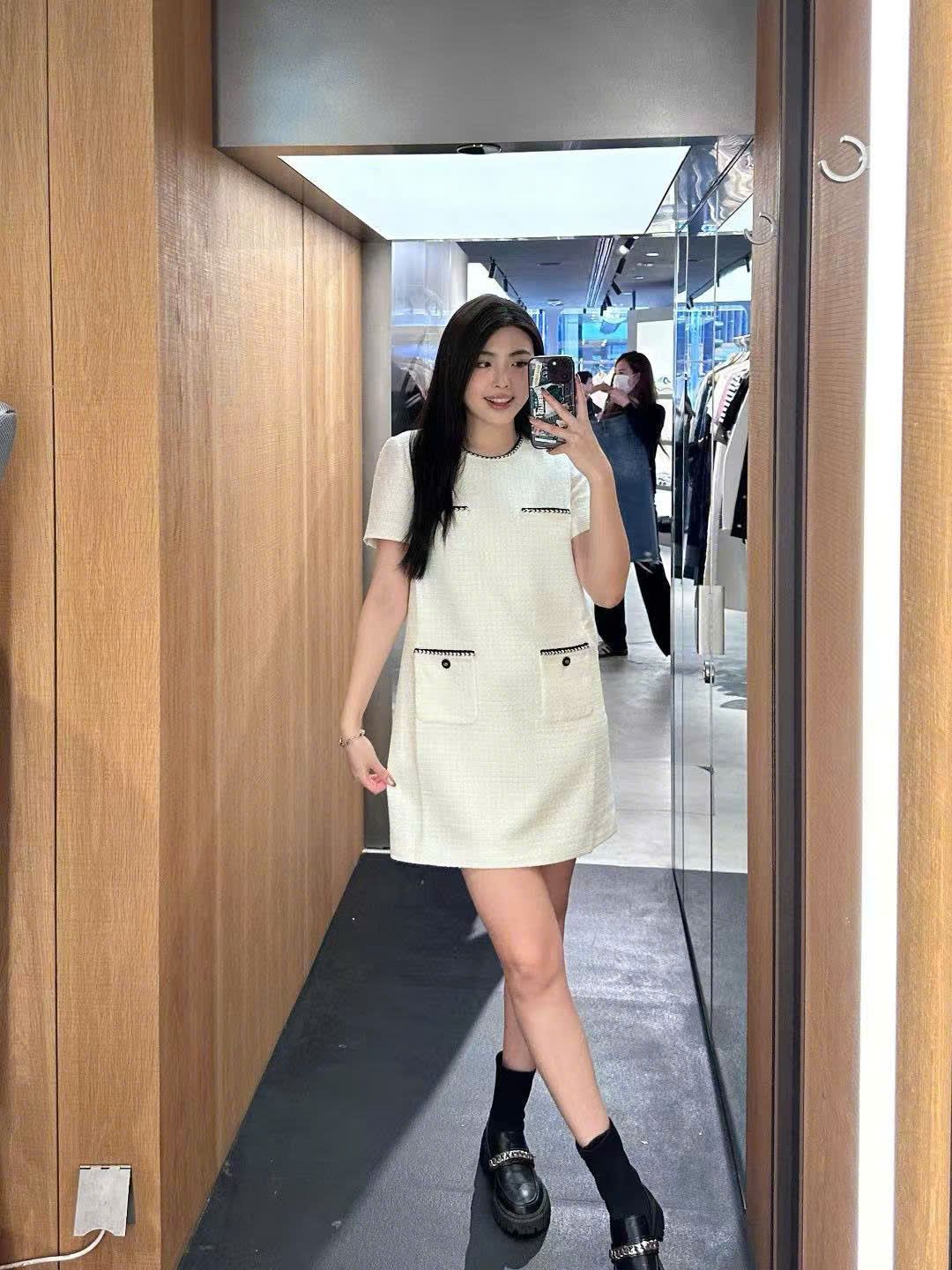 Váy dạ tweed ngắn tay trắng - 4 túi viền đen