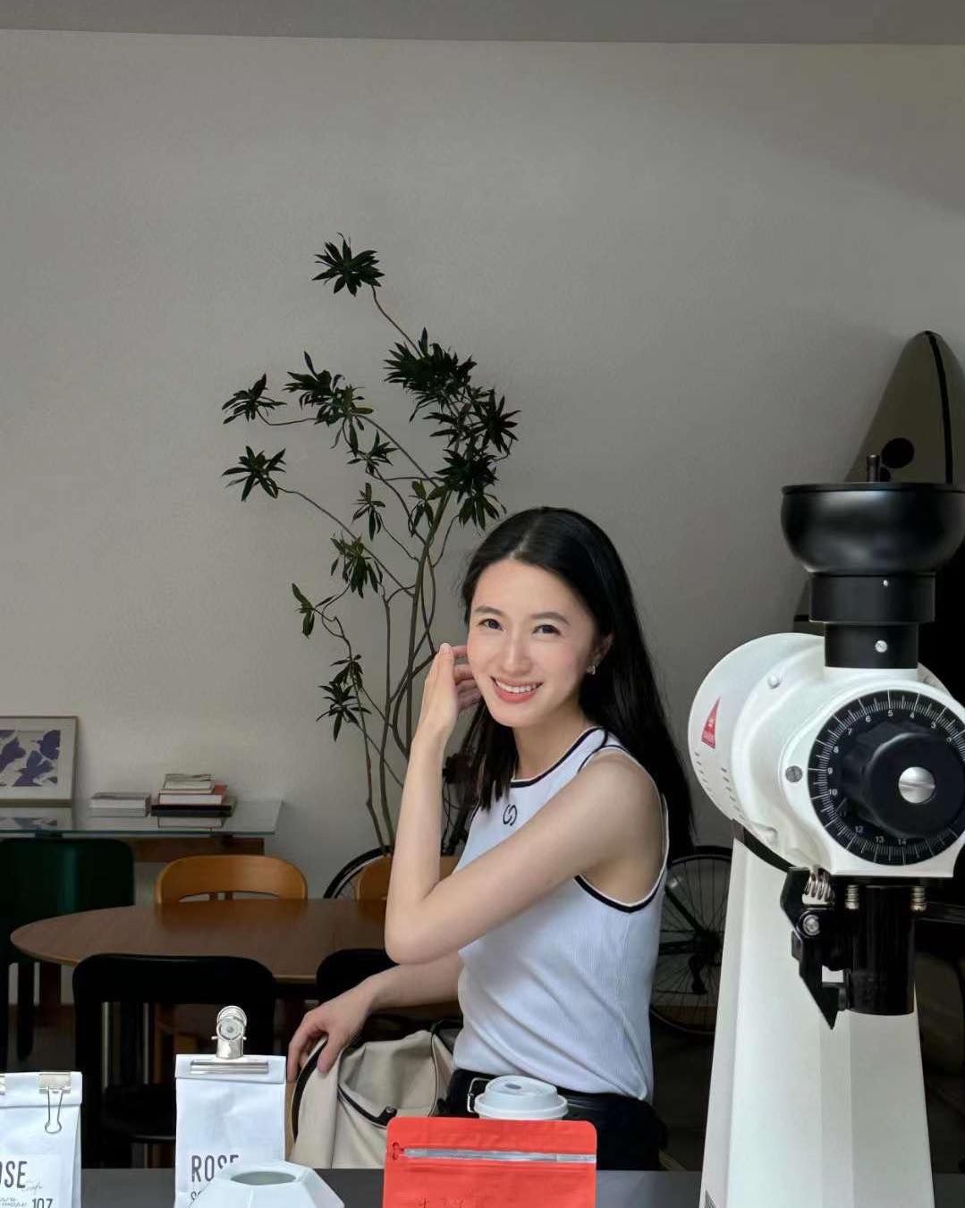 Áo 3 lỗ trắng viền đen