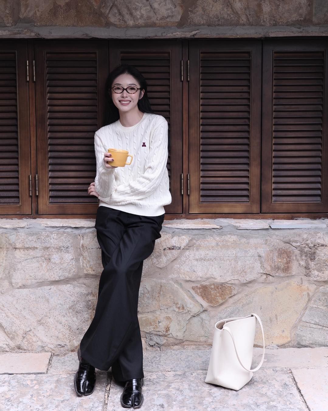 Áo len trắng thừng, gấu đỏ ngực trái