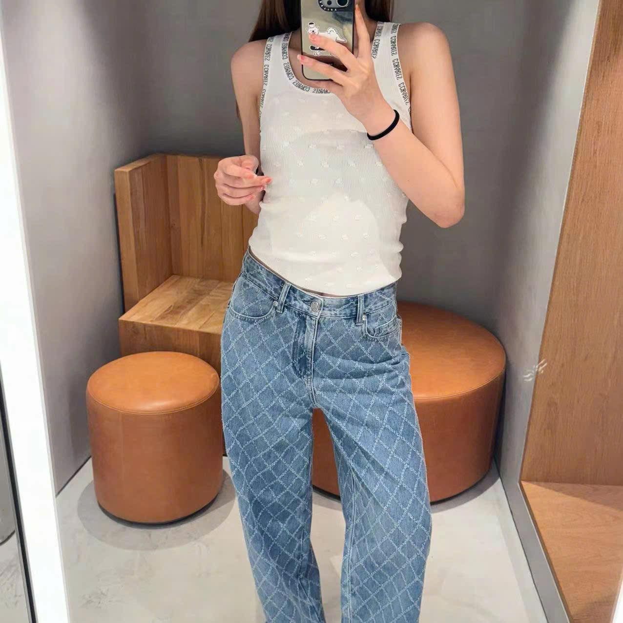 Tanktop trắng vân logo nổi + cổ viền chữ