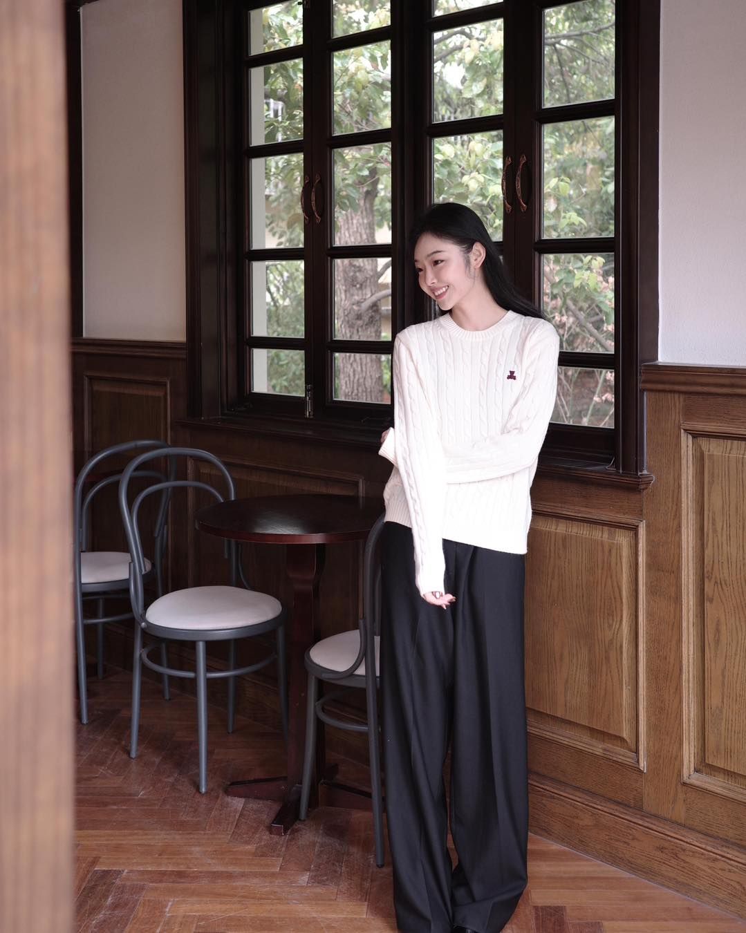 Áo len trắng thừng, gấu đỏ ngực trái