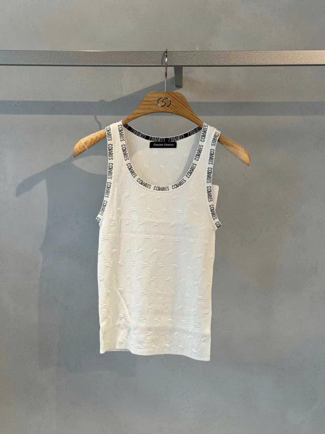 Tanktop trắng vân logo nổi + cổ viền chữ
