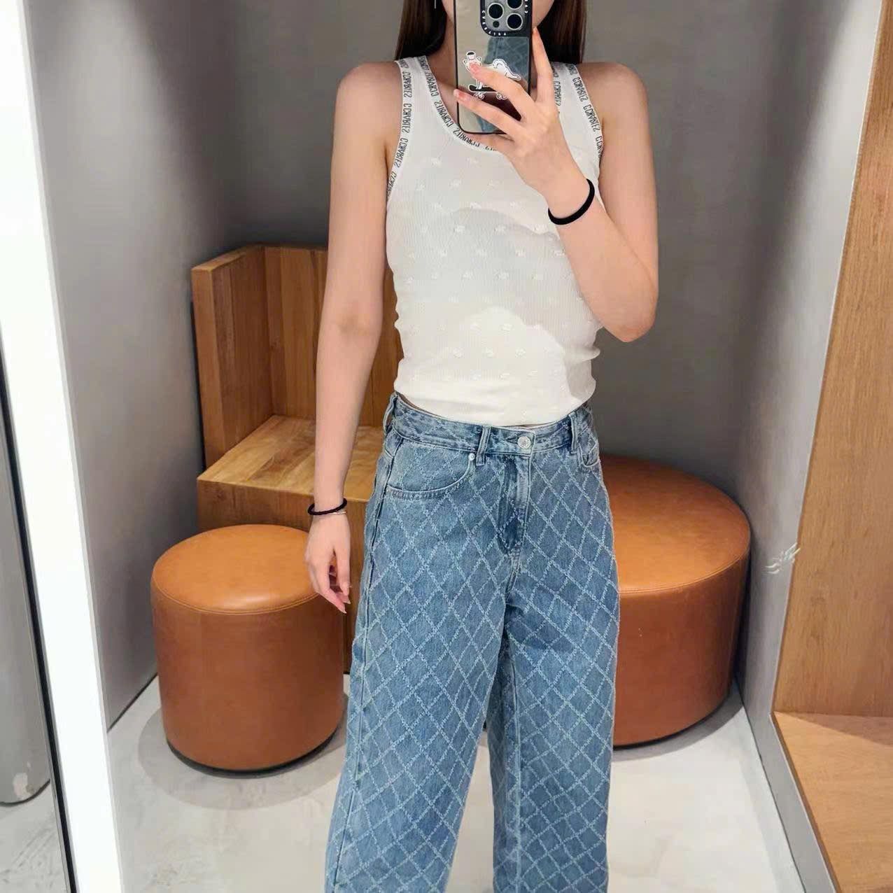 Tanktop trắng vân logo nổi + cổ viền chữ