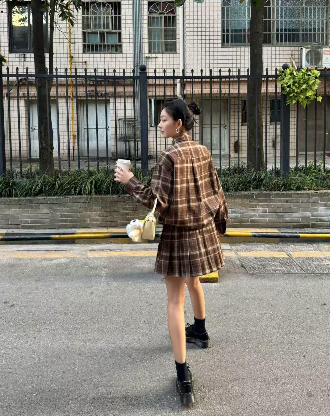 Bộ áo sơmi caro và chân váy 2 túi nắp kẻ màu nâu be set