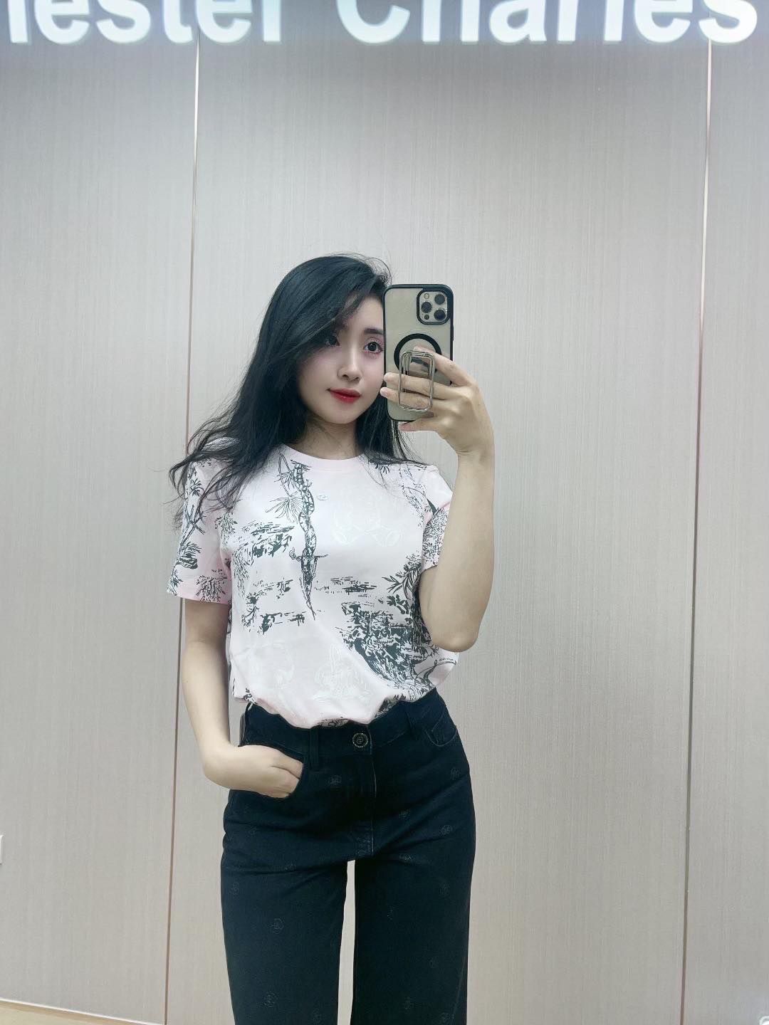 Áo phông hồng - hoạ tiết