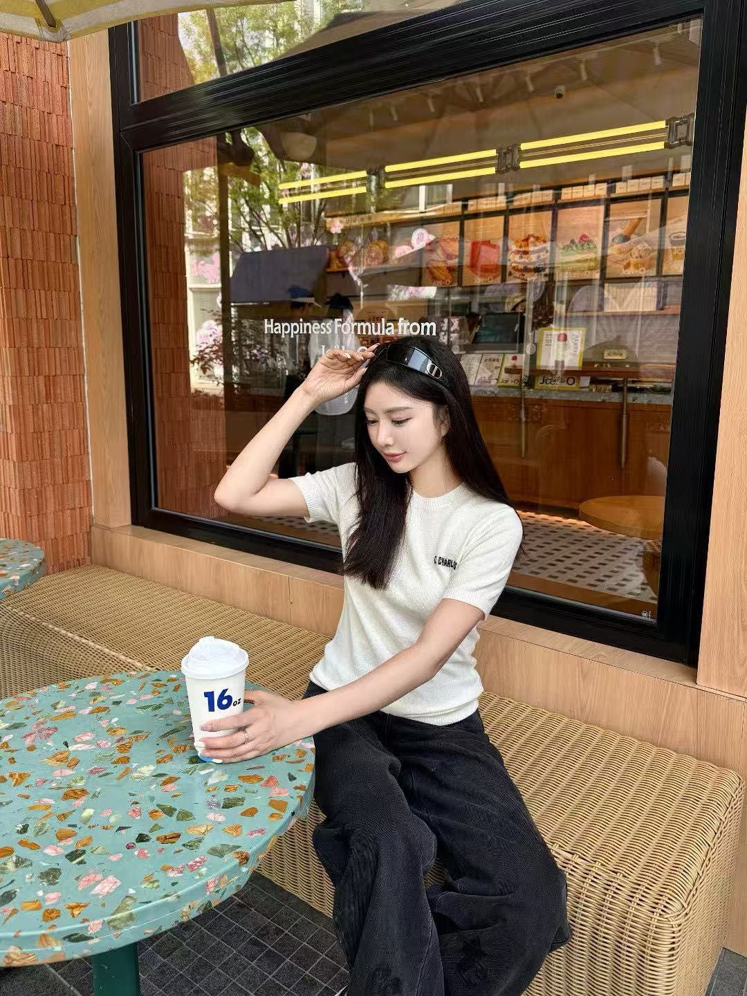 Áo cổ tròn trắng logo ngực
