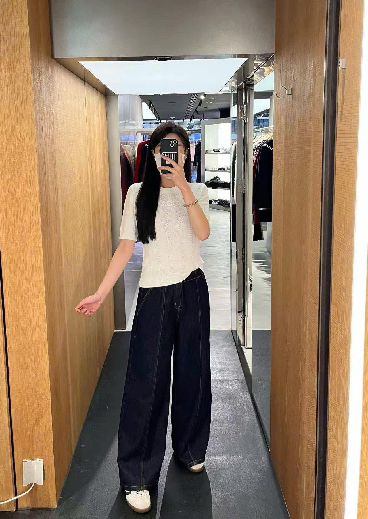 Quần jean xanh ống rộng , ly giữa