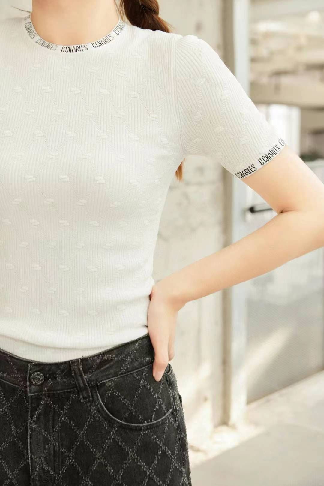 Áo ngắn tay trắng logo nổi + cổ viền chữ