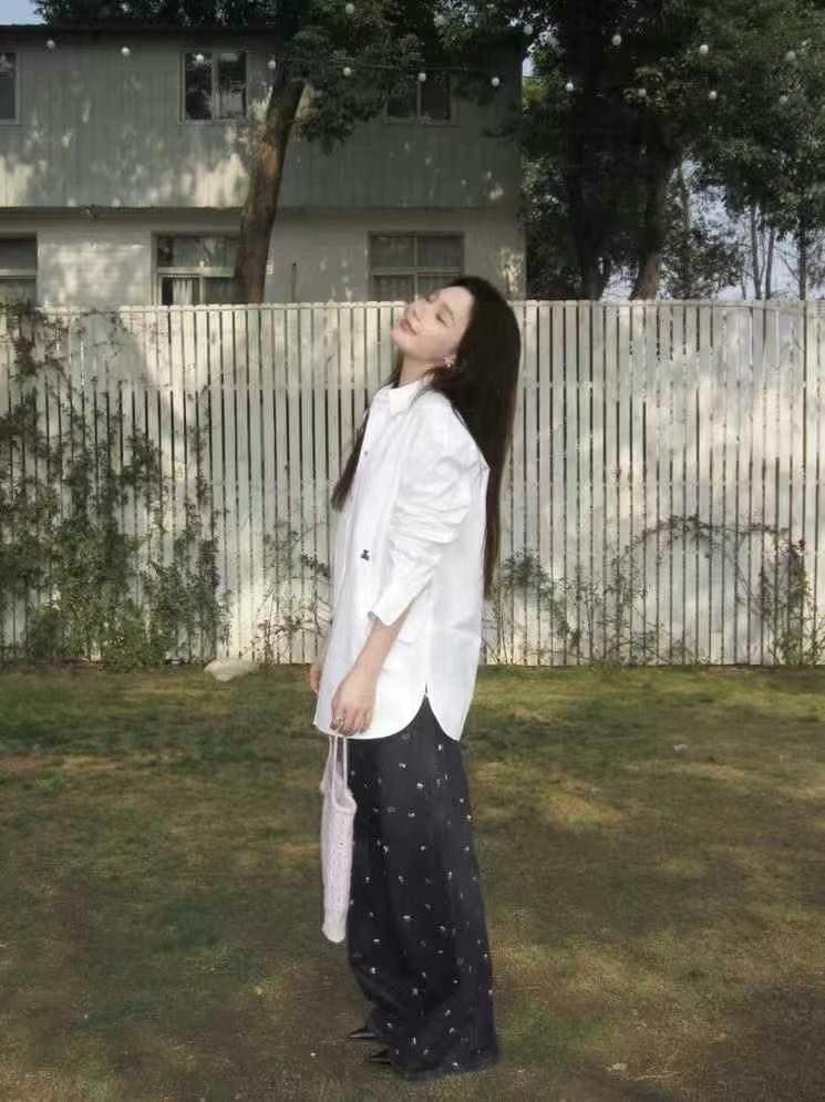 Áo sơ mi trắng dáng dài- gấu đen nhỏ
