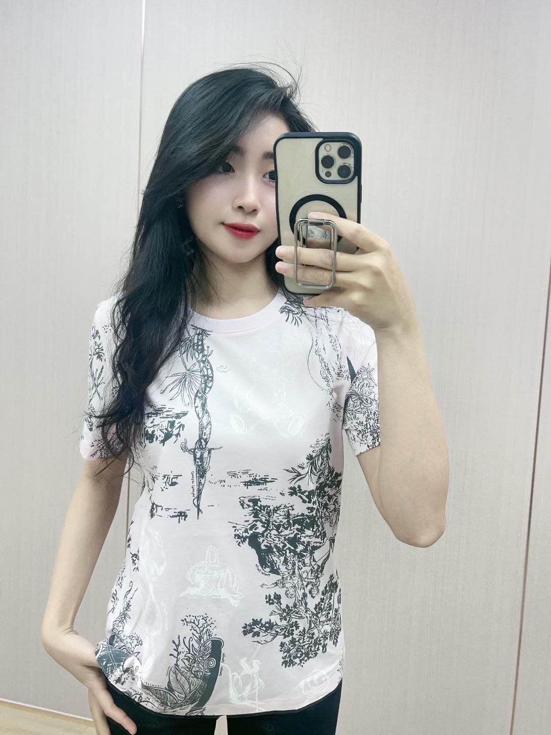 Áo phông hồng - hoạ tiết