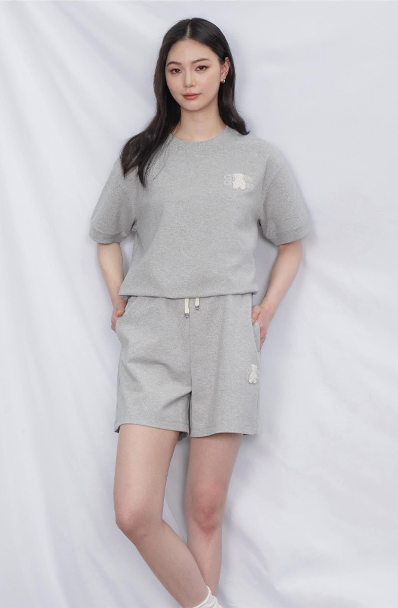 Bộ quần áo nỉ xám, gấu trắng trên logo - set