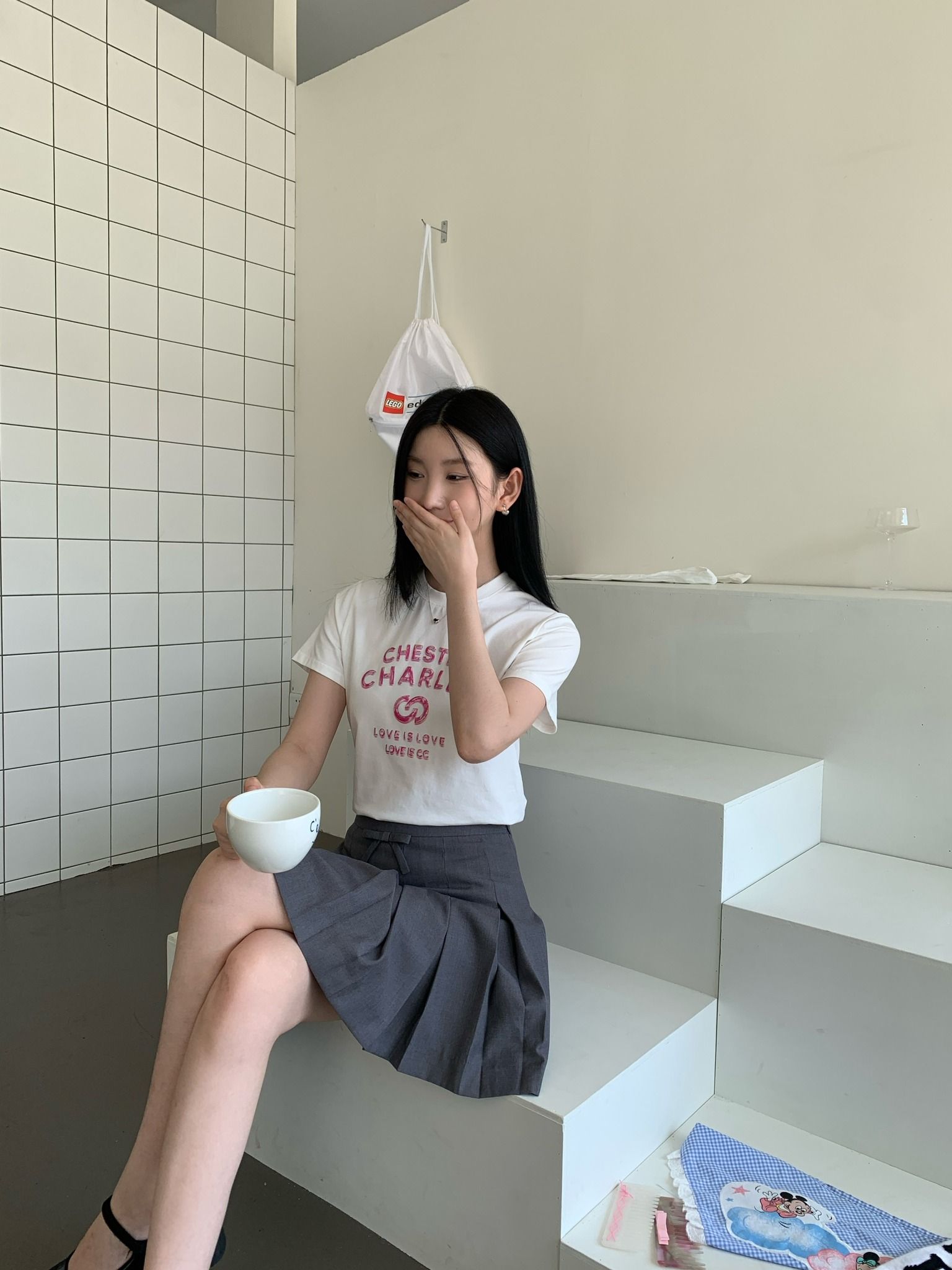Áo phông trắng chữ hồng