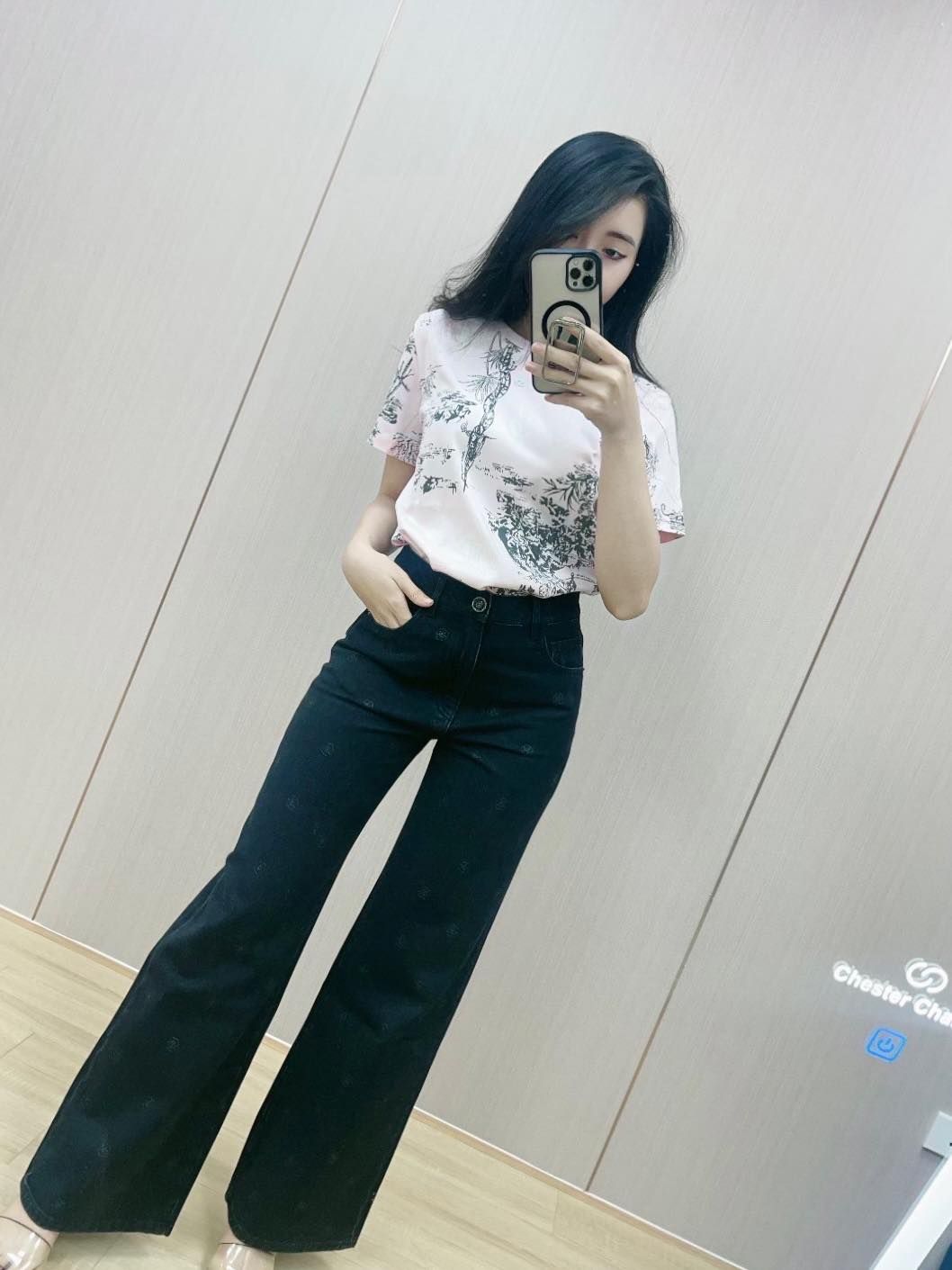 Áo phông hồng - hoạ tiết