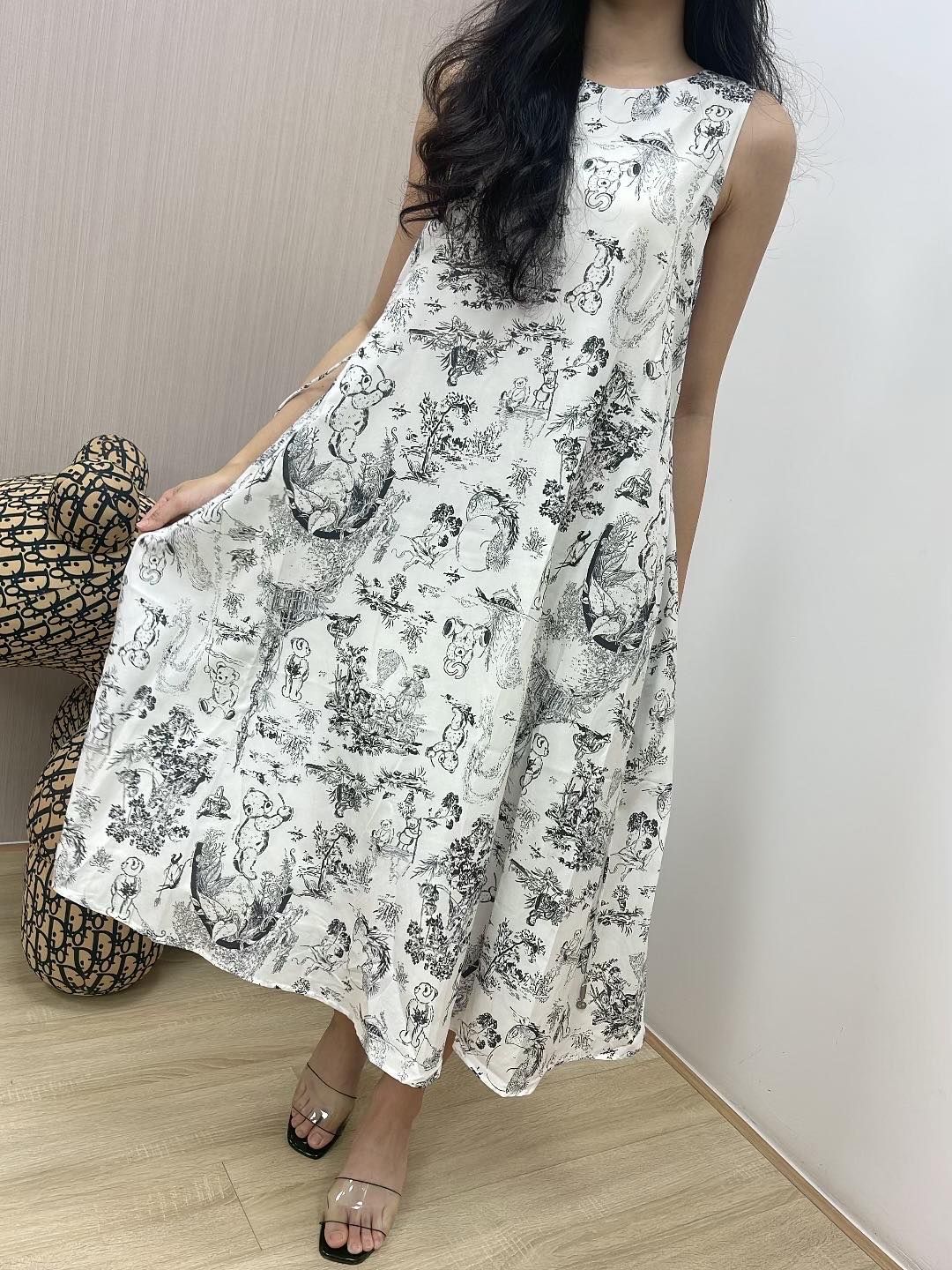 Váy trắng - hoạ tiết gấu