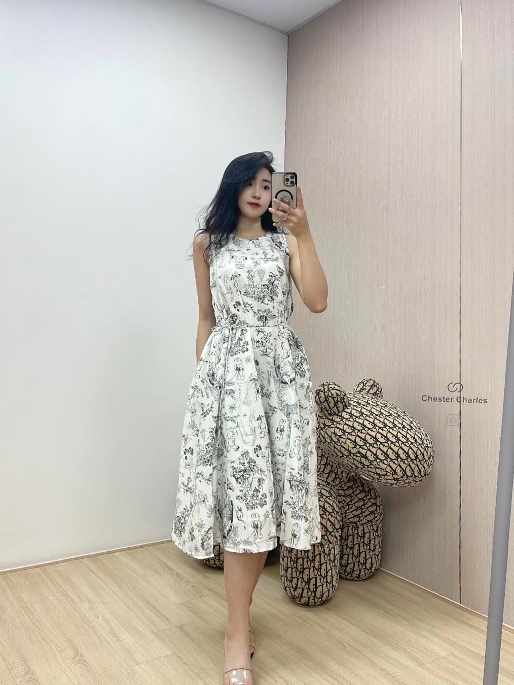 Váy trắng - hoạ tiết gấu