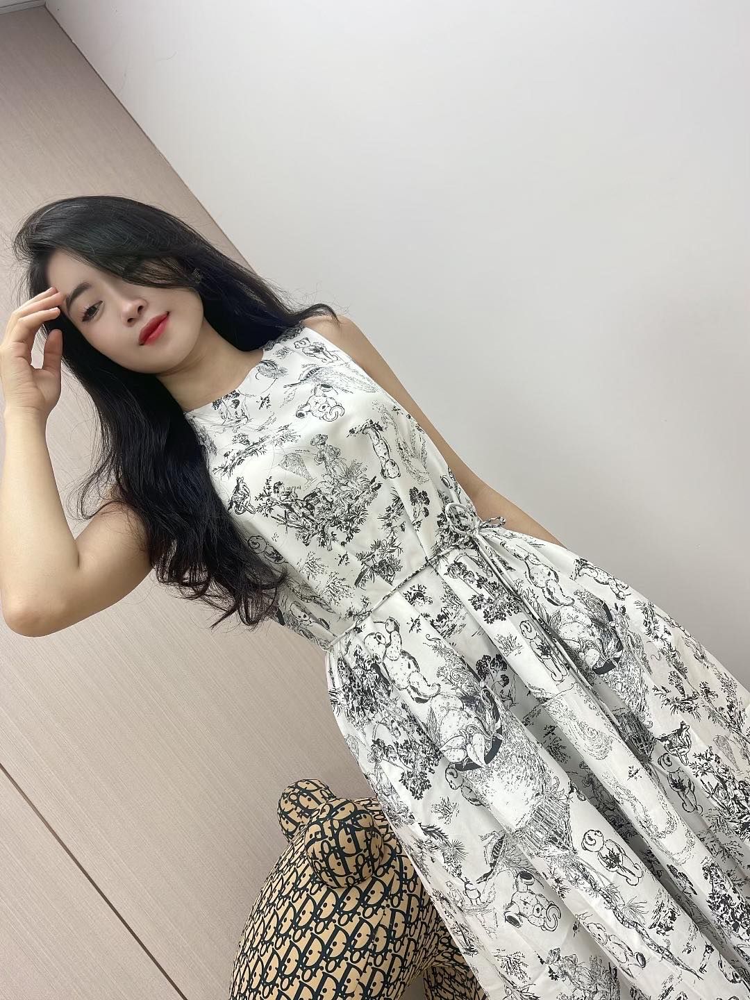 Váy trắng - hoạ tiết gấu