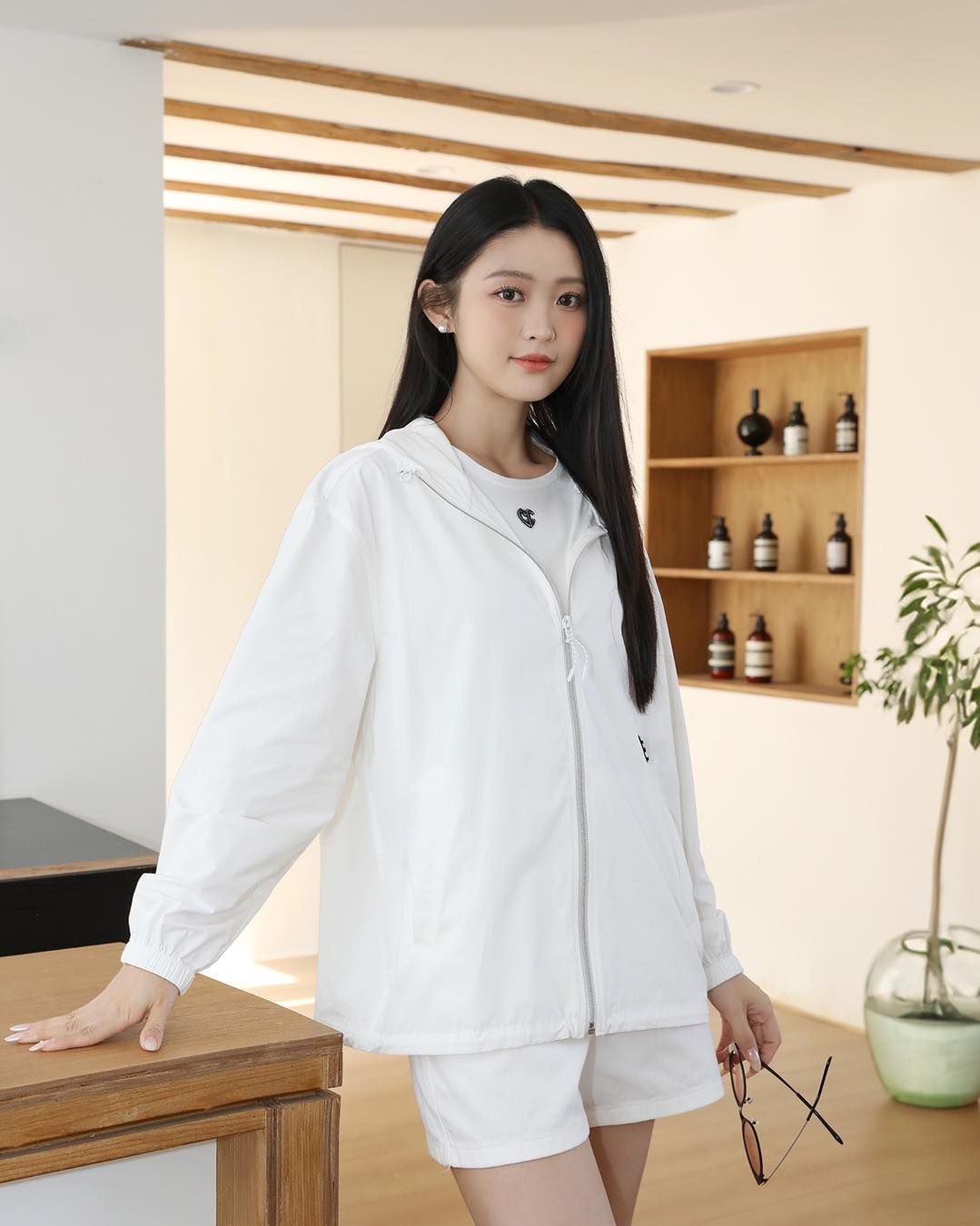 Áo gió trắng -gấu đen nhỏ