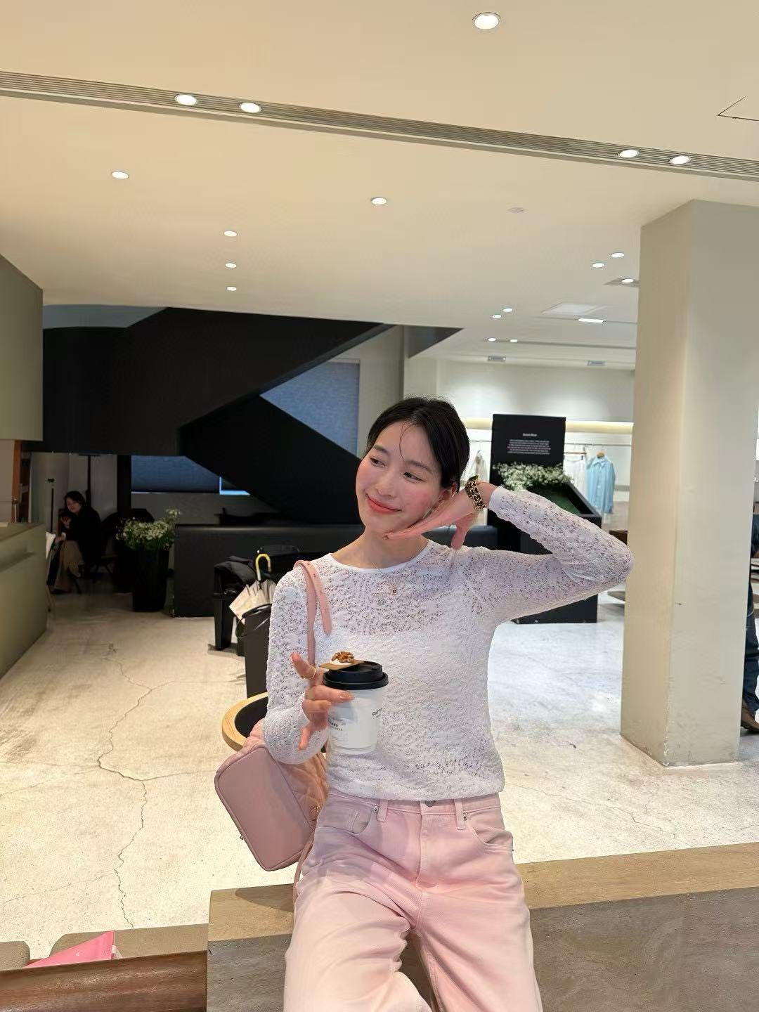 Áo trắng dài tay mỏng ren
