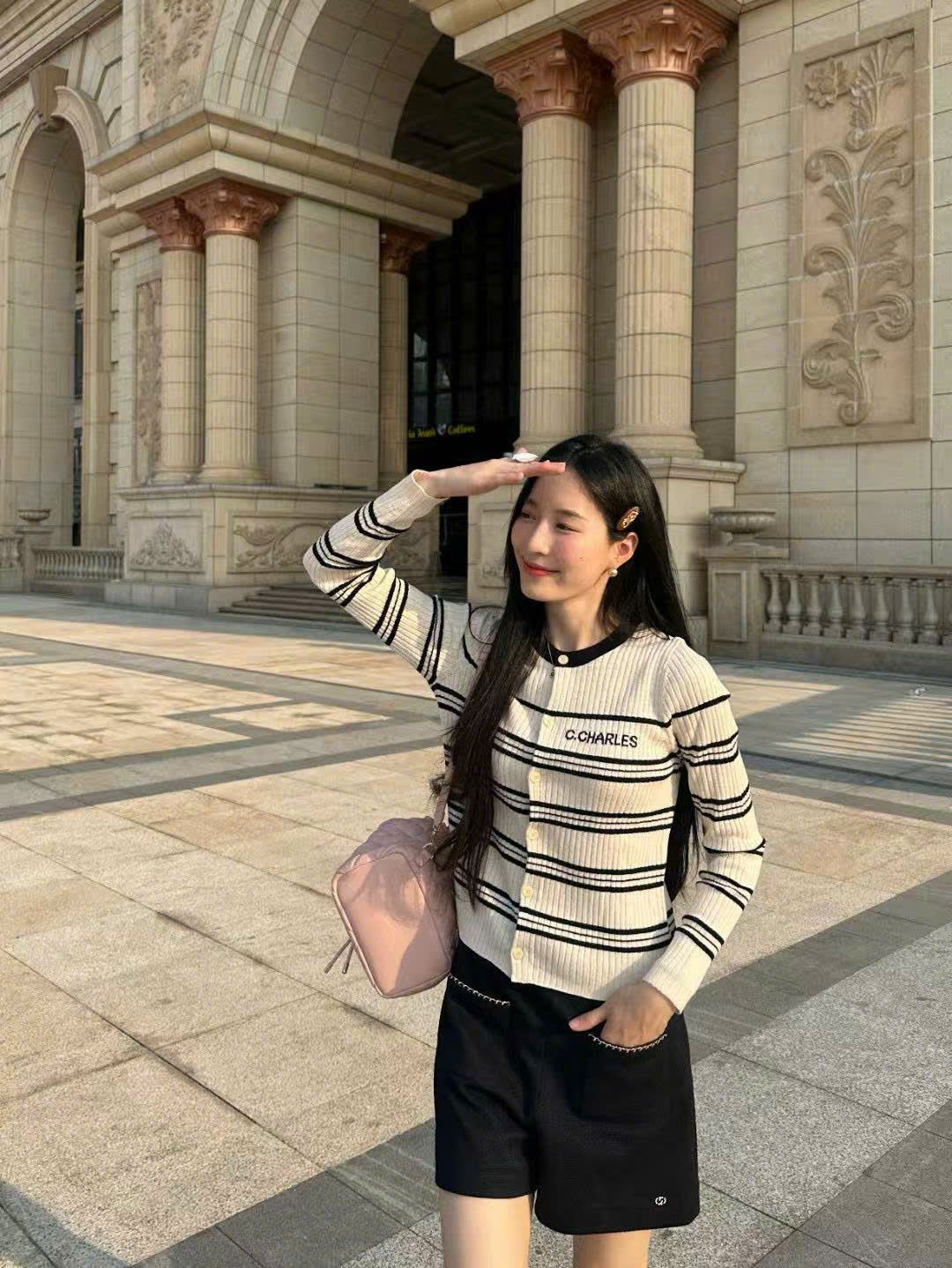 Áo CDG kem sáng kẻ ngang, cổ tròn viền đen