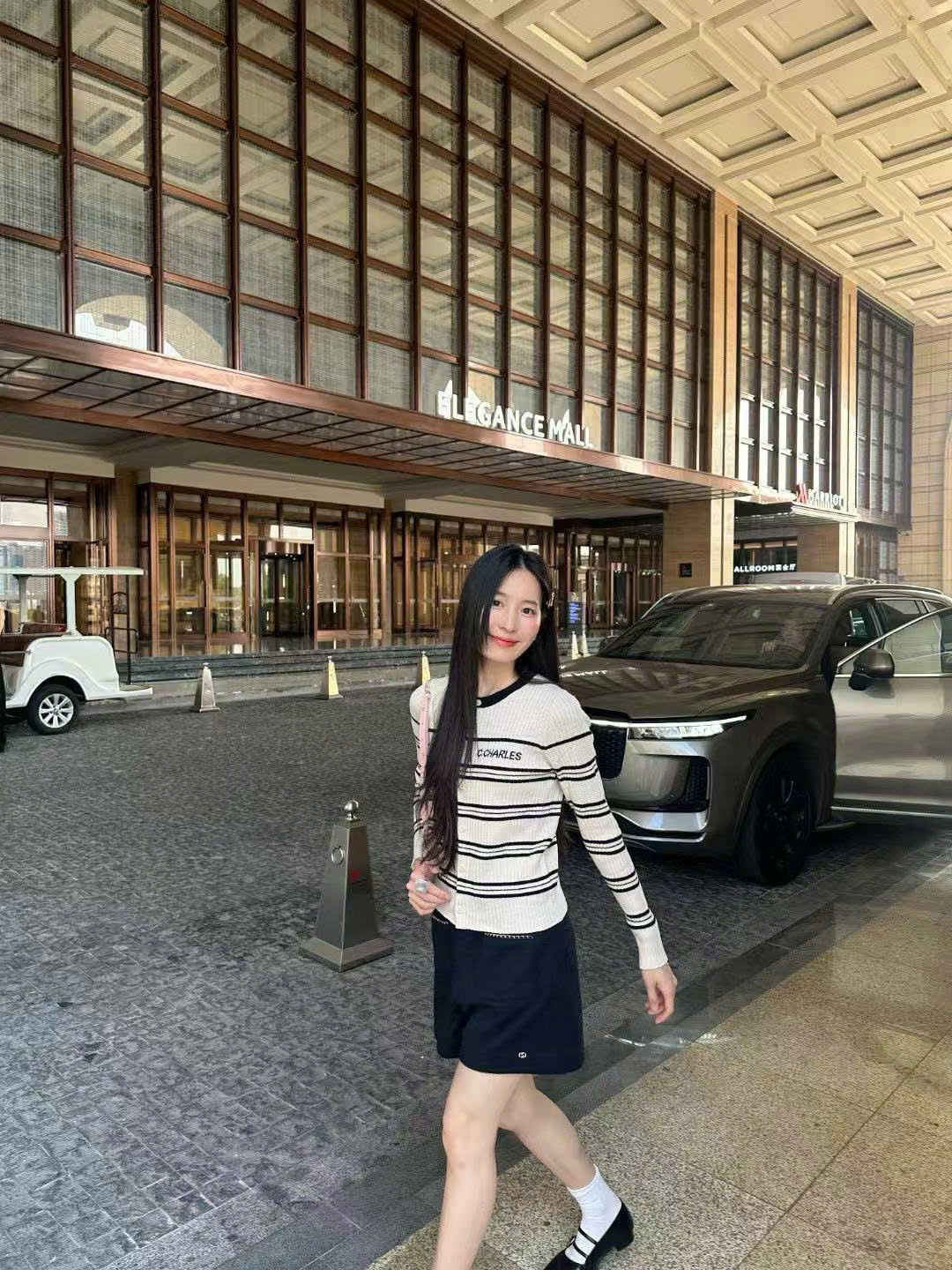 Áo CDG kem sáng kẻ ngang, cổ tròn viền đen