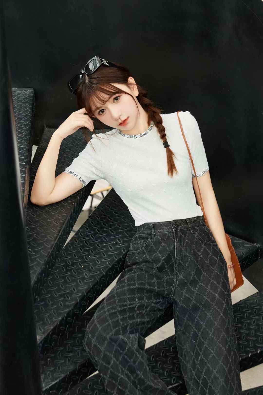 Áo ngắn tay trắng logo nổi + cổ viền chữ