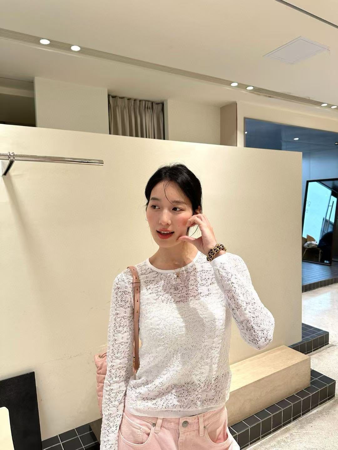 Áo trắng dài tay mỏng ren