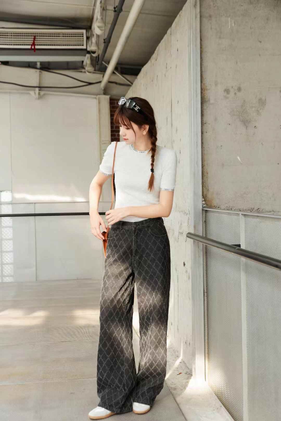 Áo ngắn tay trắng logo nổi + cổ viền chữ