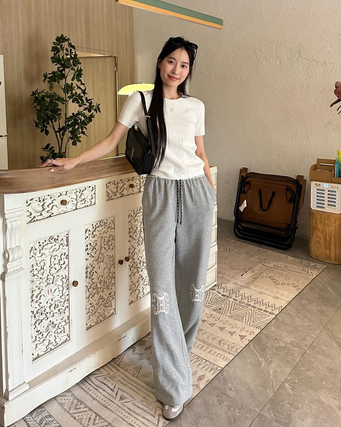 Áo ngắn tay trắng Xốp logo ngực