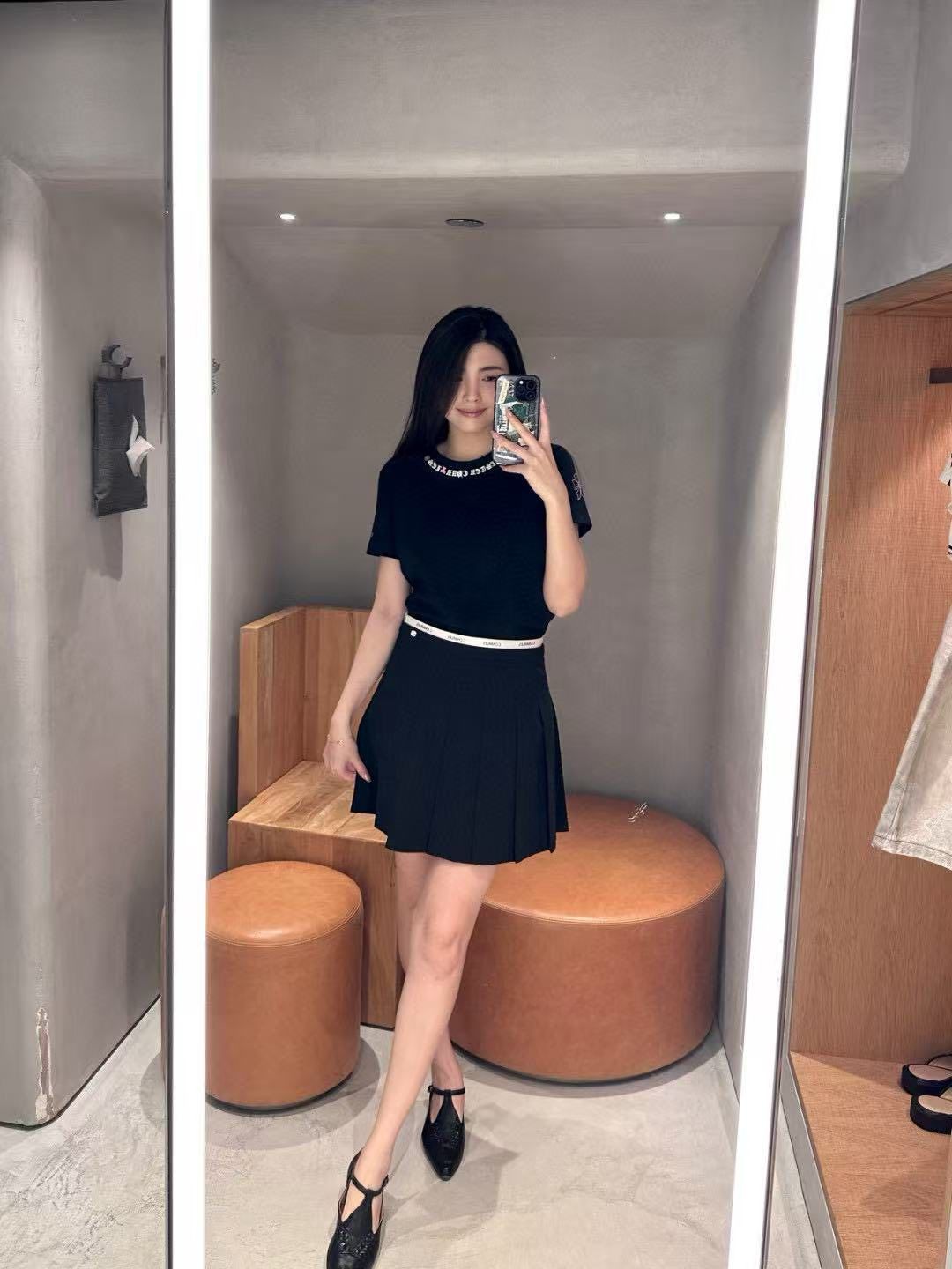 Áo phông đen chữ viền cổ cong CH