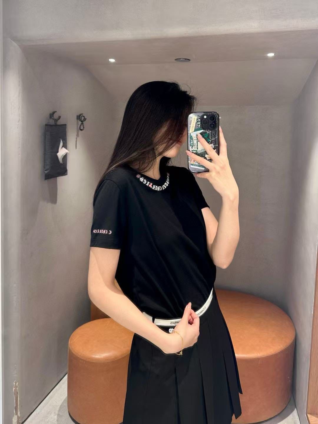 Áo phông đen chữ viền cổ cong CH