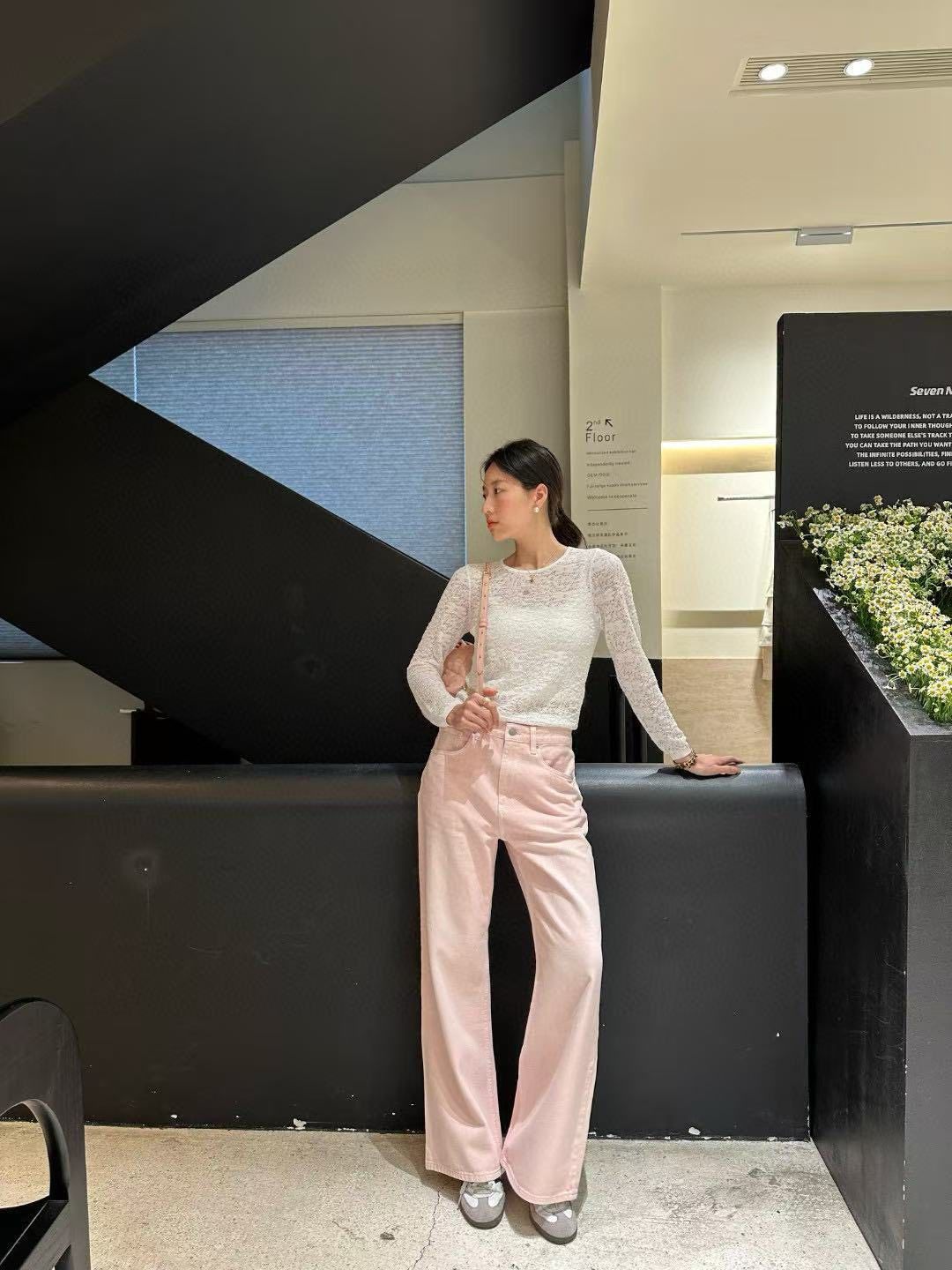 Áo trắng dài tay mỏng ren