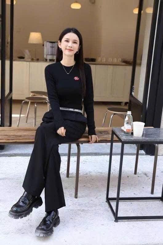 Quần vải đen, cạp chữ chun