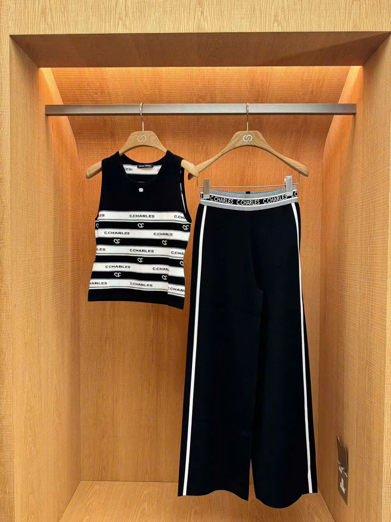 Áo tank top kẻ - chữ chạy